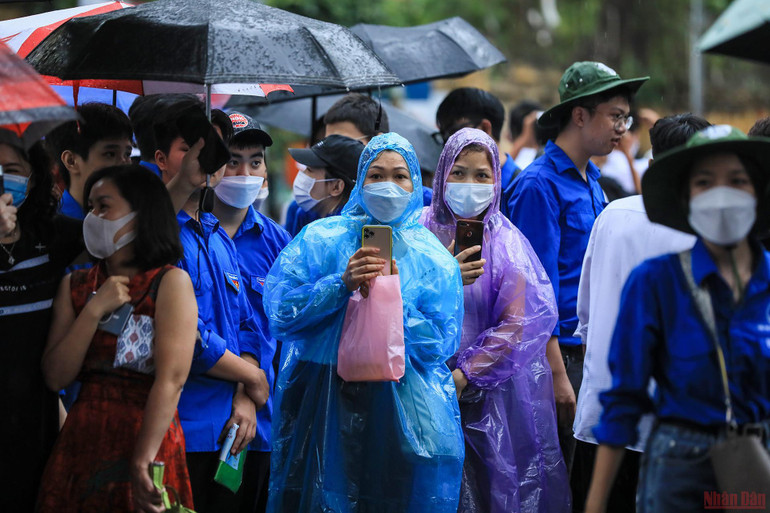 Phụ huynh đội mưa chờ đón sĩ tử “vượt vũ môn” trong ngày thi đầu tiên -0