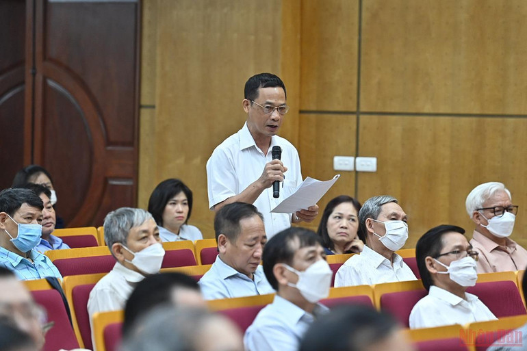 Cử tri quận Ba Đình, thành phố Hà Nội phát biểu kiến nghị với các đại biểu Quốc hội tại buổi tiếp xúc cử tri. bnd_5348-01.jpeg -6