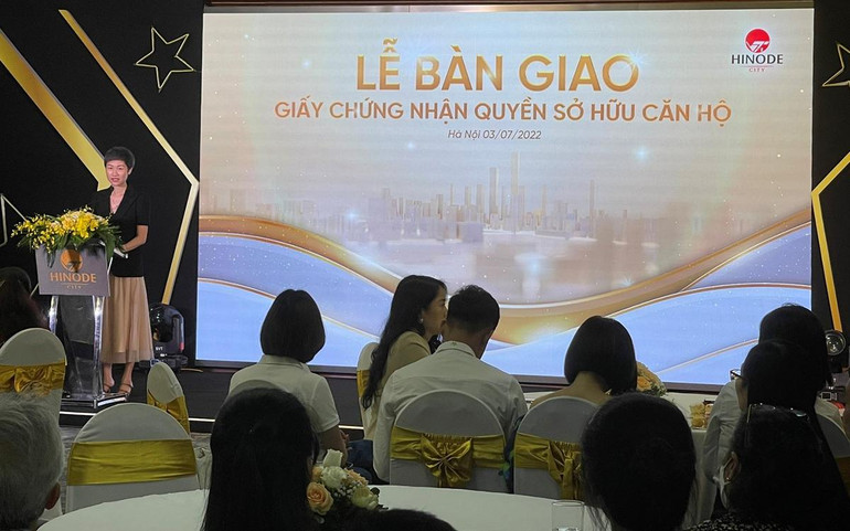 Bà Lê Hải Yến, Phó Giám đốc Công ty Cổ phần Kinh doanh Nhà Hinode Home phát biểu tại Lễ bàn giao Giấy chứng nhận quyền sở hữu căn hộ