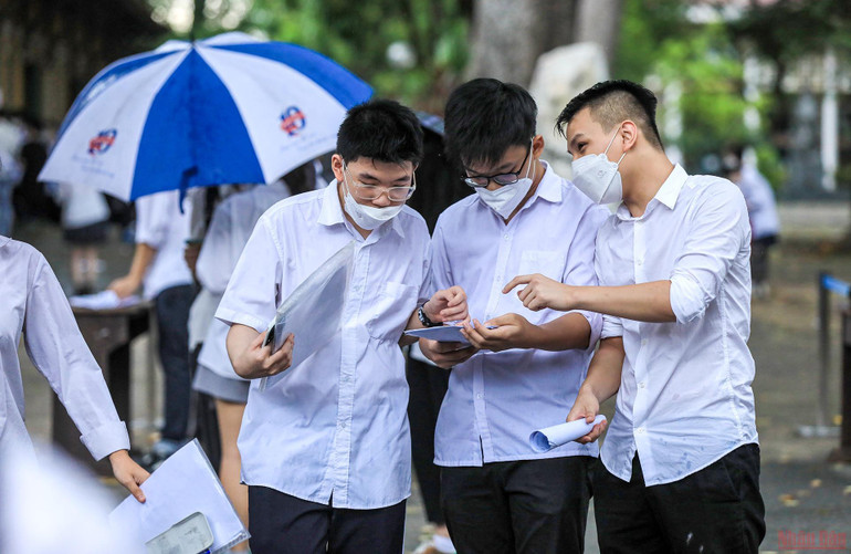 Phụ huynh đội mưa chờ đón sĩ tử “vượt vũ môn” trong ngày thi đầu tiên -0