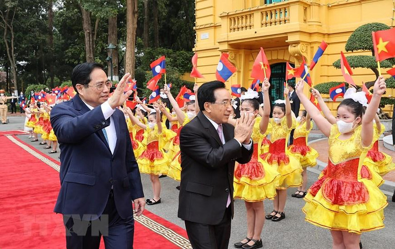 Thủ tướng Phạm Minh Chính chủ trì lễ đón Thủ tướng Lào Phankham Viphavanh thăm chính thức Việt Nam, tháng 1/2022. Ảnh: TTXVN