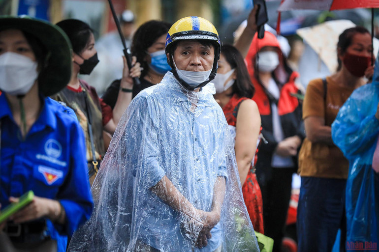 Phụ huynh đội mưa chờ đón sĩ tử “vượt vũ môn” trong ngày thi đầu tiên -0