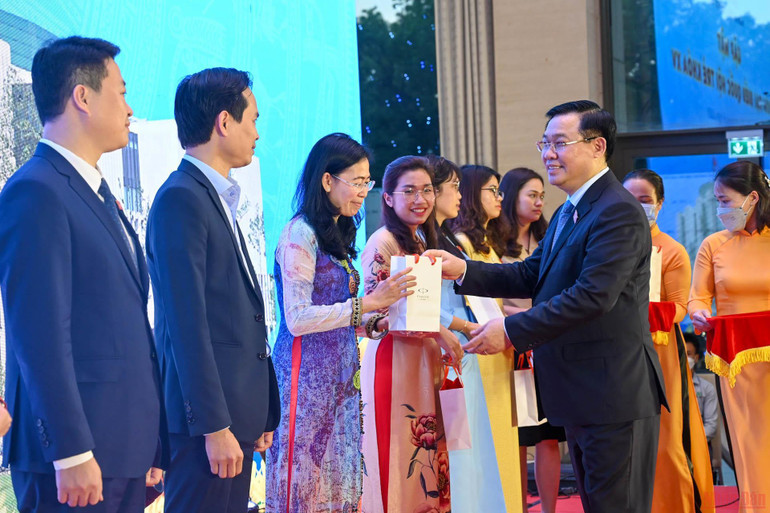 Chủ tịch Quốc hội Vương Đình Huệ gặp mặt Nhóm đại biểu Quốc hội trẻ khoá XV -0