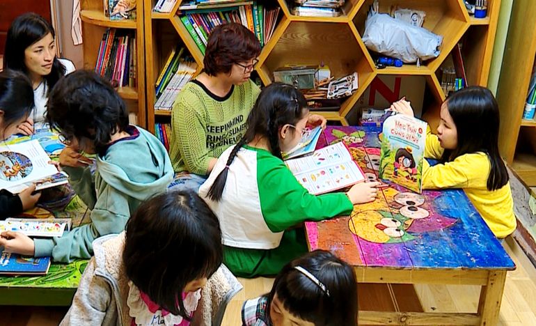 Phụ huynh đọc sách cùng các con tại câu lạc bộ "Đọc sách cùng con". Phụ huynh đọc sách cùng các con tại câu lạc bộ "Đọc sách cùng con".