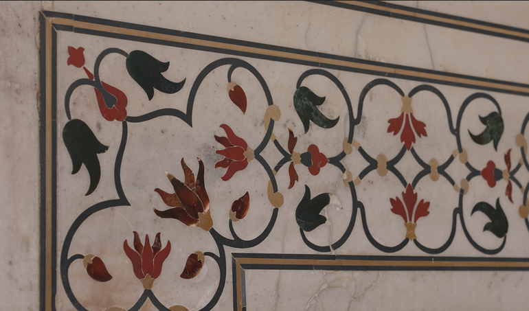 Những bức tường cẩm thạch khảm nạm đá nhiều màu sắc, tạo nên những họa tiết hoa văn tinh xảo. Những bức tường cẩm thạch khảm nạm đá nhiều màu sắc, tạo nên những họa tiết hoa văn tinh xảo.