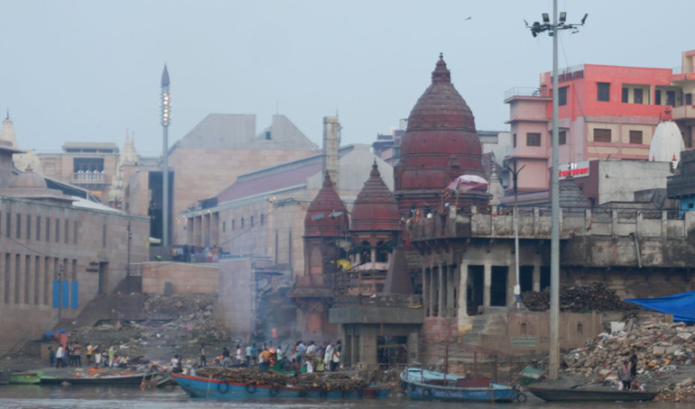 Một trong những điểm hỏa táng ở dọc bờ sông Hằng.