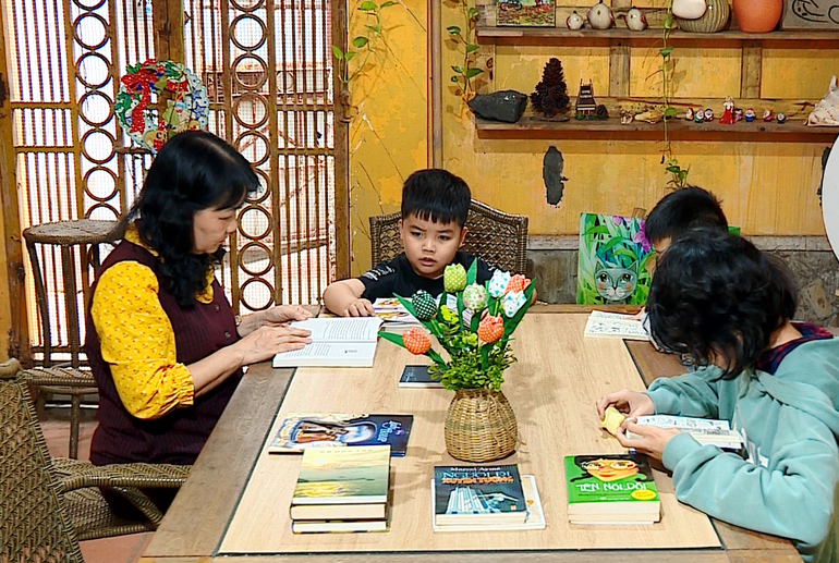 Tạo hứng thú đọc sách cho trẻ bằng các phong trào thi đua trong gia đình. Tạo hứng thú đọc sách cho trẻ bằng các phong trào thi đua trong gia đình.