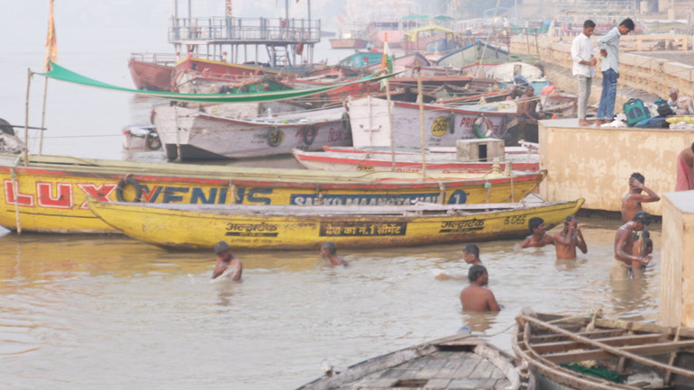 Người dân Ấn Độ vui vẻ tắm sông.