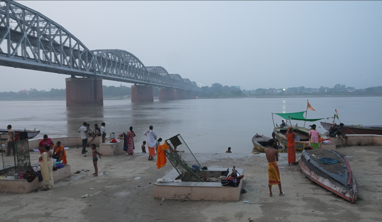 Trời chưa sáng hẳn nhưng người dân đã có mặt để thực hiện nghi thức tắm sông Hằng.