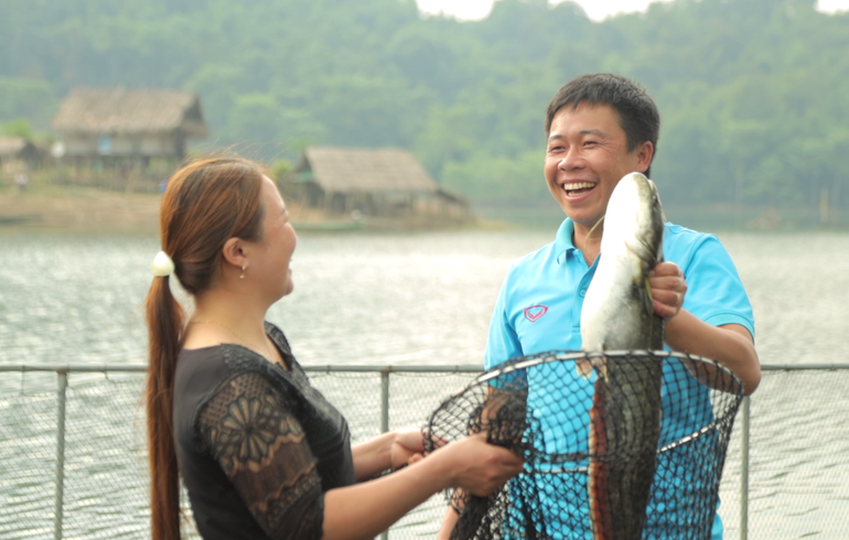 Anh Lang Văn Quý và chị Lô Thị Hảo vui mừng trước thành quả lao động xứng đáng.