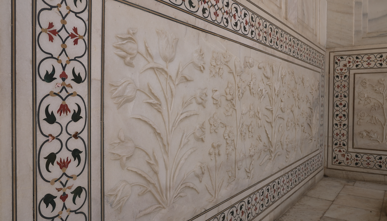 Mỗi bức tường là mỗi tác phẩm nghệ thuật của những nghệ nhân cắt đá, khảm, điêu khắc thế kỷ 17. Mỗi bức tường là mỗi tác phẩm nghệ thuật của những nghệ nhân cắt đá, khảm, điêu khắc thế kỷ 17.