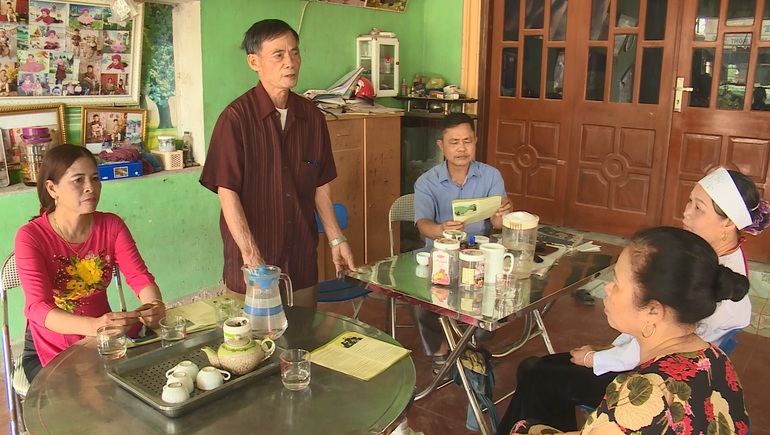 Tổ truyền thông cộng đồng ở Hà Nội chủ động "đi từng ngõ, gõ từng nhà" vận động nhân dân.