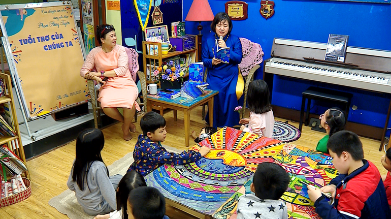 Những hoạt động chia sẻ các cuốn sách hoặc trò chuyện cùng tác giả tạo nên hứng thú cho trẻ trong việc đọc. Những hoạt động chia sẻ các cuốn sách hoặc trò chuyện cùng tác giả tạo nên hứng thú cho trẻ trong việc đọc.