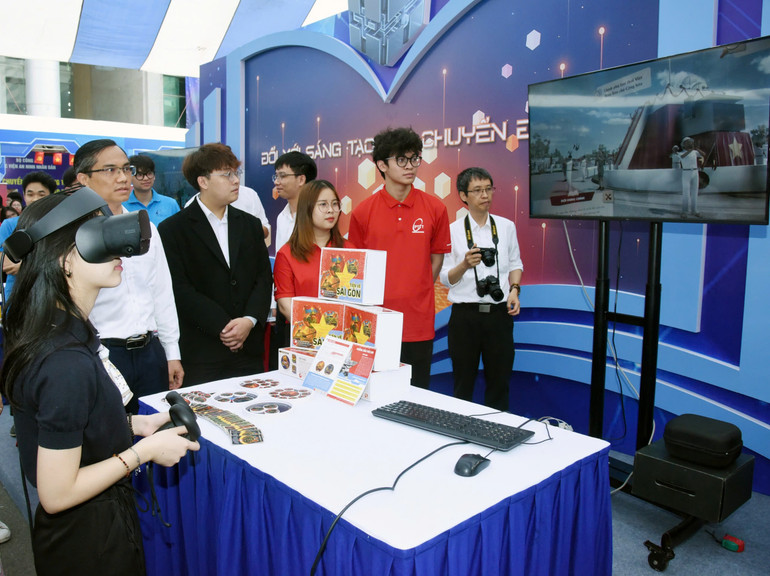 Trải nghiệm sản phẩm đổi mới sáng tạo tại triển lãm.