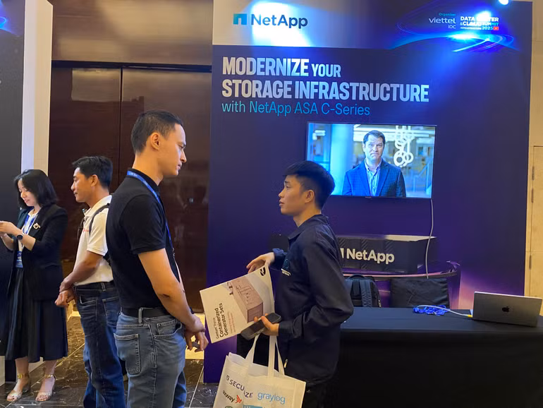 Khu trưng bày công nghệ tại DCCI Summit 2025 thu hút sự quan tâm của đông đảo đại biểu. Khu trưng bày công nghệ tại DCCI Summit 2025 thu hút sự quan tâm của đông đảo đại biểu.