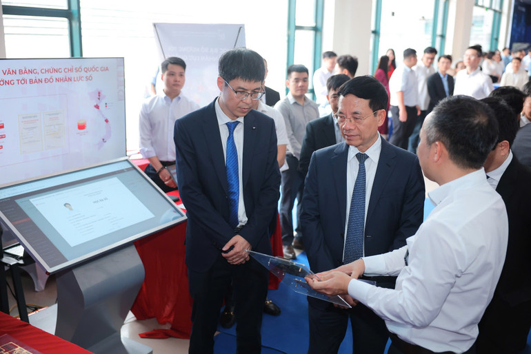 Bộ trưởng Bộ Khoa học và Công nghệ thăm không gian trưng bày sản phẩm đổi mới sáng tạo và chuyển đổi số của Học viện Công nghệ Bưu chính Viễn thông.