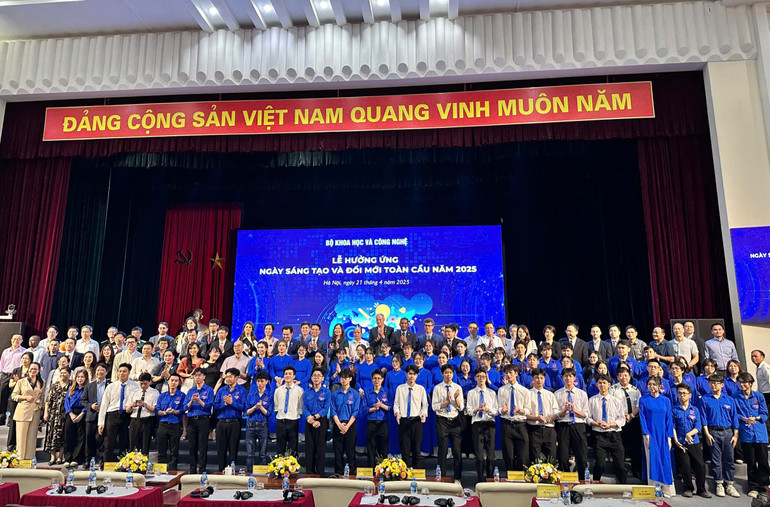 Các đại biểu tham dự lễ hưởng ứng chụp ảnh kỷ niệm.