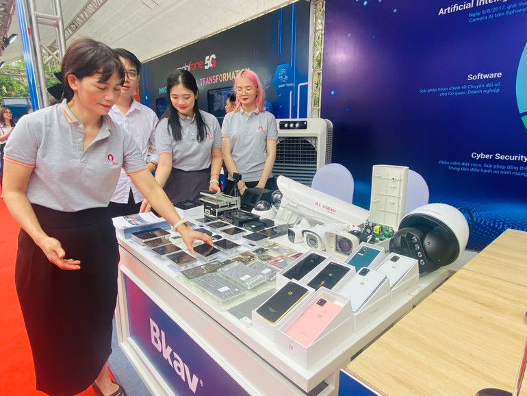 Tập đoàn công nghệ Bkav mang đến sự kiện những sản phẩm công nghệ lõi tiêu biểu trong 5 lĩnh vực trọng điểm, hướng tới việc phục vụ cộng đồng và thúc đẩy mạnh mẽ tiến trình chuyển đổi số quốc gia.