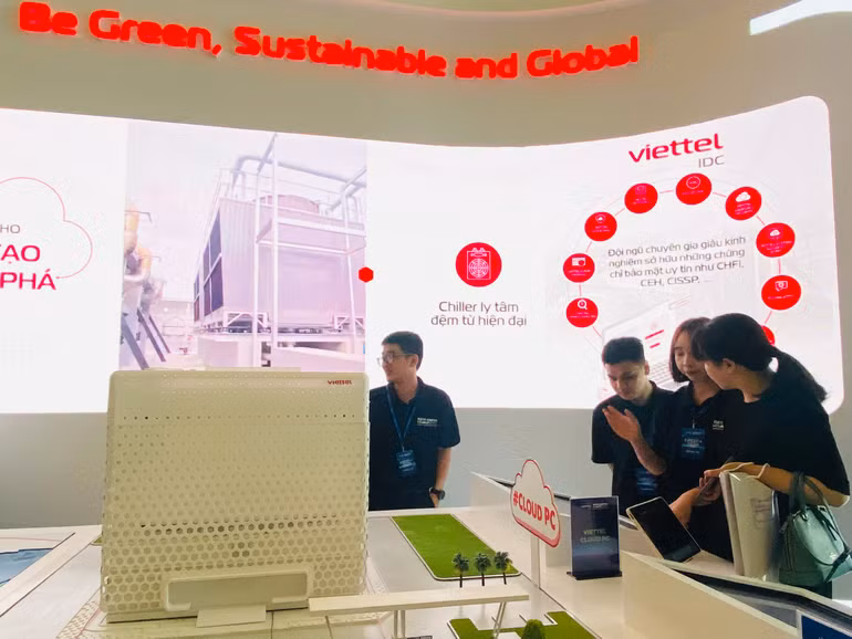 Gian hàng của Viettel IDC trưng bày mô hình Trung tâm dữ liệu Hòa Lạc. Gian hàng của Viettel IDC trưng bày mô hình Trung tâm dữ liệu Hòa Lạc.