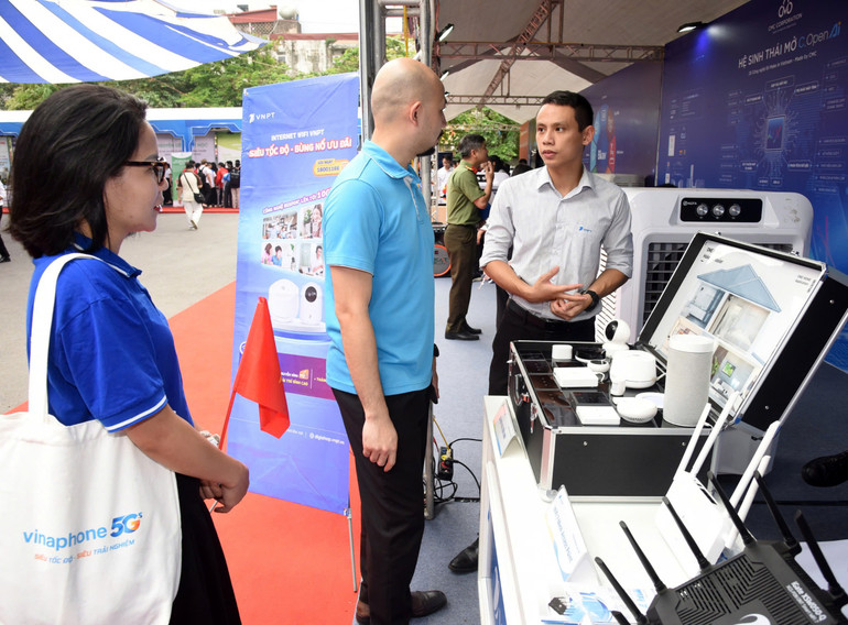 Với những sản phẩm chuyển đổi số như: Hệ thống một cửa liên thông, hệ thống nền tảng tích hợp và chia sẻ dữ liệu, hệ thống quản trị công chức viên chức…, Tập đoàn Bưu chính viễn thông Việt Nam đã góp phần lớn trong hành trình đổi mới sáng tạo, chuyển đổi số quốc gia.