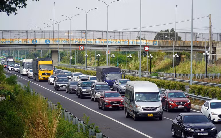 Ùn tắc giao thông tại điểm cuối cao tốc Thành phố Hồ Chí Minh-Long Thành-Dầu Giây sáng 29/4. (Ảnh CÔNG PHONG)