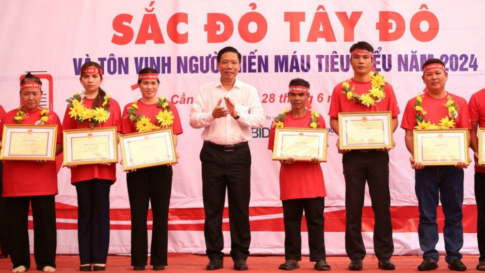 Lãnh đạo thành phố Cần Thơ biểu dương một số cá nhân hiến máu tiêu biểu năm 2024. 1000014025.jpg