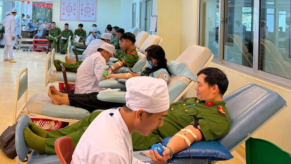 Chiến sĩ Công an thành phố hiến máu tình nguyện. 1000014027.jpg