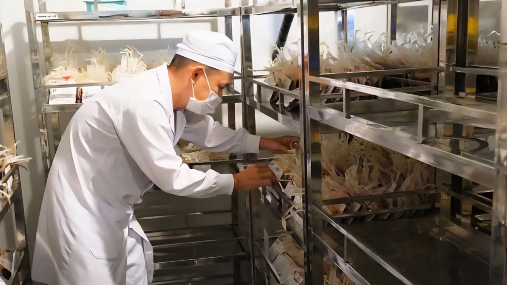 Kho máu dự trữ tại Bệnh viện Huyết học - Truyền máu Cần Thơ đang thiếu nguồn máu. 1000014035.jpg