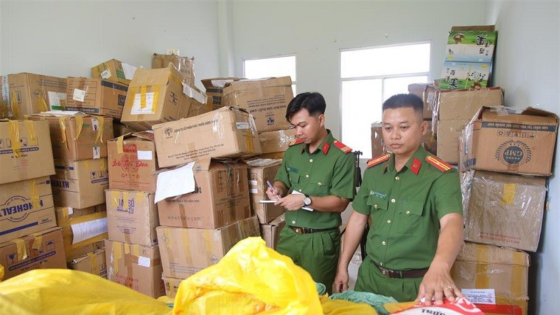 Công an Cần Thơ tạm giữ thực phẩm chức năng, thuốc đông y thành phẩm không có nguồn gốc xuất xứ.