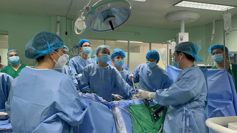Ê-kíp thực hiện ca ghép thận đầu tiên tại Đồng bằng sông Cửu Long. 1000013938.jpg