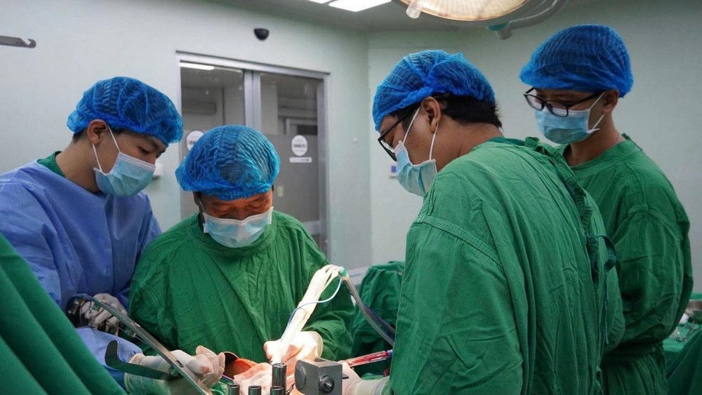 Các bác sĩ tại Cần Thơ thực hiện ca phẫu thuật gan bằng dao mổ siêu âm CUSA.