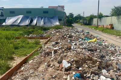 Rác thải xây dựng đổ trộm tại ngã 3 đường Lê Văn Miến giao với đường Phan Văn Trường.