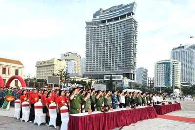 Lễ chào cờ tại Quảng trường 2/4 với sự tham gia của hơn 2000 cán bộ, chiến sỹ và nhân dân tại Nha Trang.