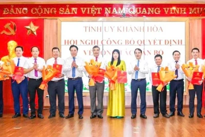 Lãnh đạo Tỉnh ủy tặng hoa chúc mừng các đồng chí được điều động, bổ nhiệm.