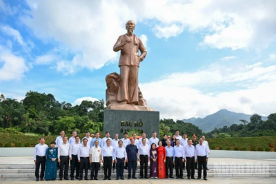 Chủ tịch Quốc hội Trần Thanh Mẫn, nguyên Tổng Bí thư Nông Đức Mạnh và các đại biểu chụp ảnh lưu niệm tại Tượng đài “Bác Hồ ở Tân Trào”.
