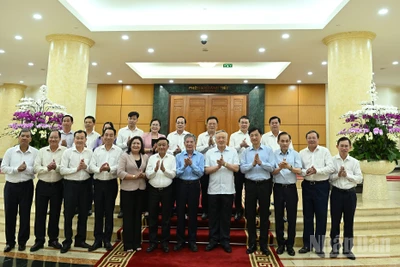 Thường trực Ban Bí thư Trần Cẩm Tú cùng các đồng chí Bộ Chính trị, Ban Bí thư và các đại biểu với Ban Thường vụ Tỉnh ủy Vĩnh Long.