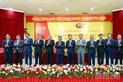 Thường trực Ban Bí thư Trần Cẩm Tú cùng các đại biểu và Đảng viên Đảng bộ cơ quan Ban Tổ chức Trung ương.