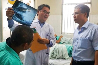 Phó Chủ tịch Ủy ban nhân dân tỉnh Trần Hòa Nam thăm hỏi, động viên các nạn nhân vụ tai nạn nghiêm trọng tại đèo Khánh Lê (Khánh Hòa).