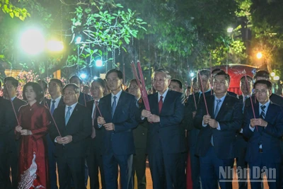 Tổng Bí thư Tô Lâm cùng các đồng chí lãnh đạo Đảng, Nhà nước và Thành phố Hà Nội dâng hương tại Tượng đài Lý Thái Tổ. (Ảnh: DUY LINH)