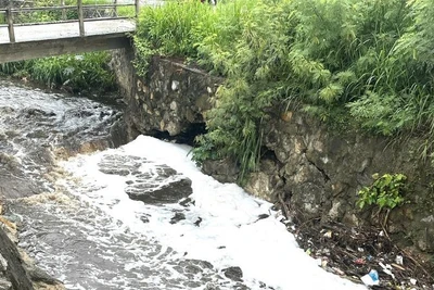 Dòng nước có màu đen, bọt trắng xóa, mùi hôi nồng nặc được xả thẳng ra biển phía bắc Nha Trang.