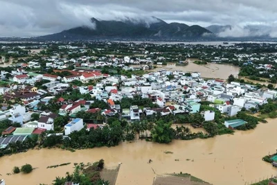 Phường Tây Nha Trang ngập trong biển nước. (Ảnh chụp lúc 10 giờ sáng 19/11)