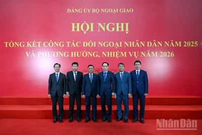 Thường trực Ban Bí thư Trần Cẩm Tú với các đồng chí lãnh đạo Bộ Ngoại giao tại hội nghị. (Ảnh: DUY LINH)