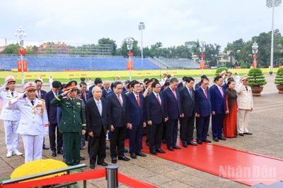 Các đồng chí lãnh đạo, nguyên lãnh đạo Đảng, Nhà nước thành kính tưởng nhớ Chủ tịch Hồ Chí Minh.
