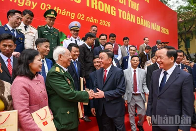 Đồng chí Trần Cẩm Tú, Ủy viên Bộ Chính trị, Thường trực Ban Bí thư và các đại biểu với các Bí thư Chi bộ xuất sắc toàn quốc. (Ảnh: DUY LINH)