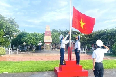 Thượng cờ Tổ quốc ở đảo Trường Sa.