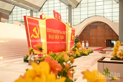 Tại Trung tâm Hội nghị quốc gia - nơi dự kiến diễn ra Đại hội XIV của Đảng từ ngày 19 đến 25/1, công tác trang trí, khánh tiết đã dần hoàn tất. (Ảnh: DUY LINH) 