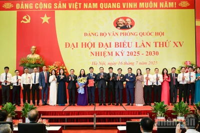 Bí thư Đảng ủy Quốc hội, Chủ tịch Quốc hội Trần Thanh Mẫn trao quyết định, chúc mừng Ban Chấp hành Đảng bộ Văn phòng Quốc hội, nhiệm kỳ 2025-2030. 