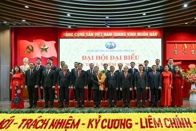 Đồng chí Trần Cẩm Tú, Ủy viên Bộ Chính trị, Thường trực Ban Bí thư, Bí thư Đảng ủy các cơ quan Đảng Trung ương trao quyết định và tặng hoa chúc mừng Ban Chấp hành Đảng bộ Tòa án nhân dân tối cao nhiệm kỳ 2025-2030. 