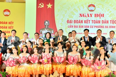 Tổng Bí thư Tô Lâm, Chủ tịch Quốc hội Trần Thanh Mẫn, Thường trực Ban Bí thư Trần Cẩm Tú và các đại biểu với nhân dân, thiếu nhi tại ngày hội. (Ảnh: DUY LINH)