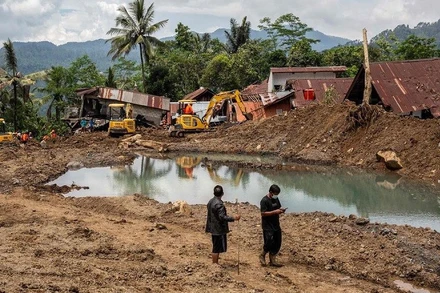 [Video] Lở đất tại Indonesia: Thương vong gia tăng, công tác cứu hộ gặp khó khăn 